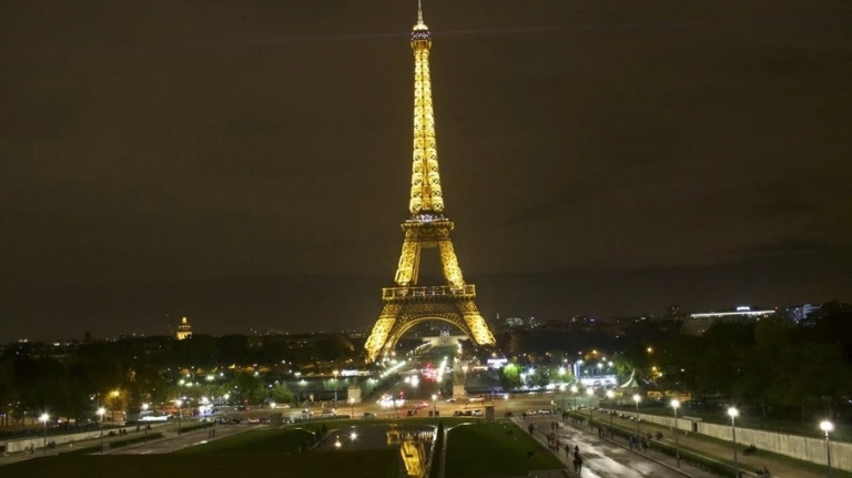 Turista americana é estuprada em banheiro público de Paris